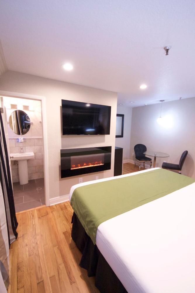 Deluxe King Suite interior